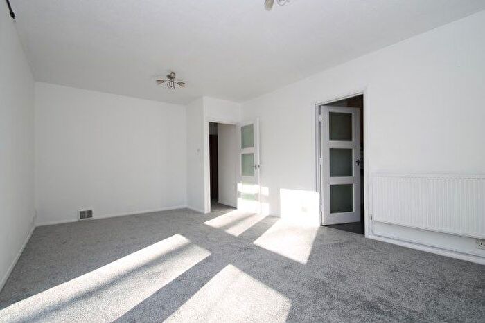 2 Bedroom Flat To Rent In Silverwood Close, Beckenham, BR3