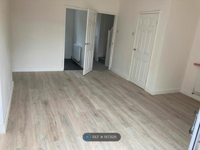 5 Bedroom Terraced House To Rent In Axbridge Walk, Manchester, M40