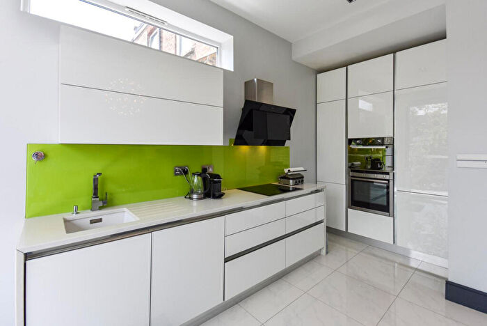 3 Bedroom Flat To Rent In Ballards Lane, London, N12