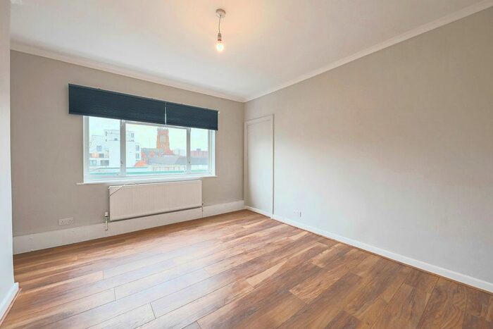 3 Bedroom Flat To Rent In Horn Lane, London, W3