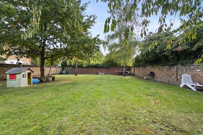 2 Bedroom Flat To Rent In Creswick Road, London, W3