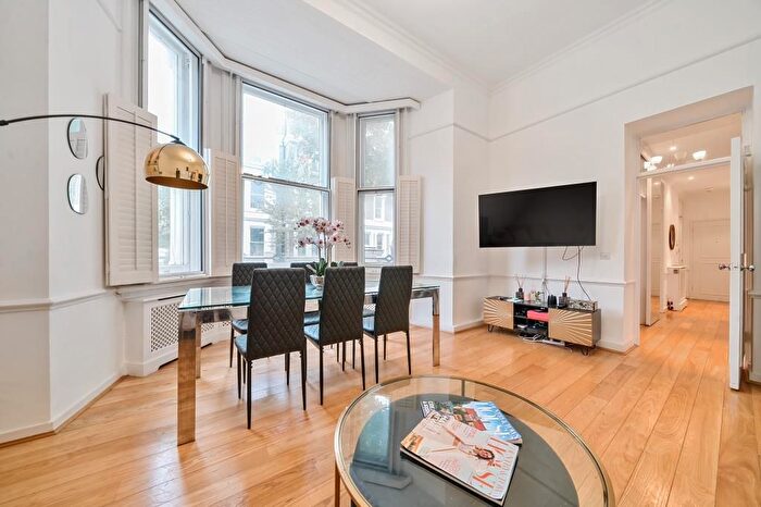 3 Bedroom Flat To Rent In Redcliffe Square, London, SW10