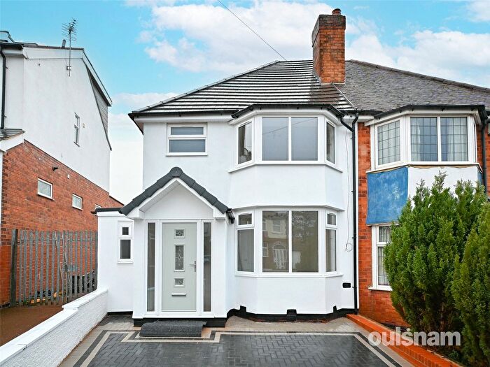 3 Bedroom Semi Detached House For Sale In Pitcairn Road, Bearwood, West Midlands, B67