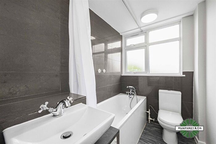 2 Bedroom Block Of Flats To Rent In Dunton Road, London, E10