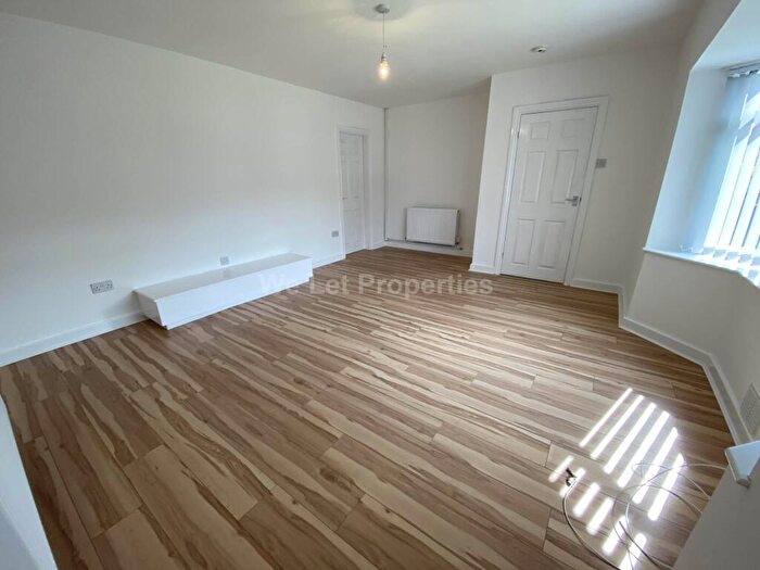 4 Bedroom House To Rent In York Road, Droylsden, M43