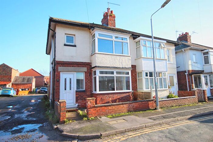 3 Bedroom Semi Detached House For Sale In Desmond Avenue, Hornsea, HU18