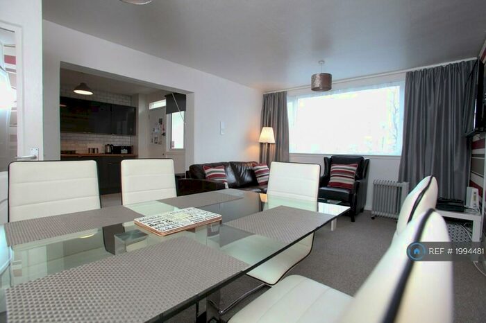 3 Bedroom Maisonette To Rent In Pentland Road, Glasgow, G43