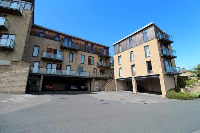 2 Bedroom Flat To Rent In Church Street, Moldgreen, Huddersfield, HD5