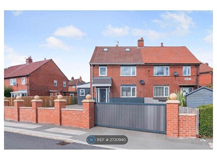 4 Bedroom Semi-Detached House To Rent In Fairleigh Road, Tingley, Wakefield, WF3