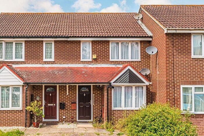 3 Bedroom Property To Rent In Wraysbury Close, Hounslow, TW4