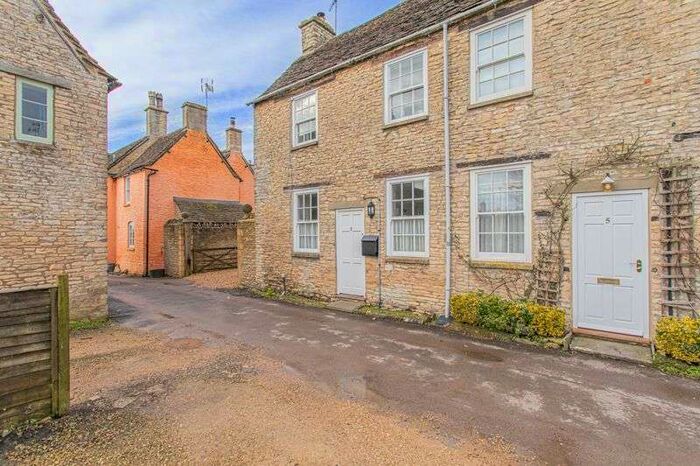 3 Bedroom Property For Sale In Chapel Walk, Badminton, GL9