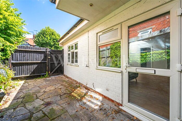 2 Bedroom Maisonette To Rent In North End Road, London, NW11