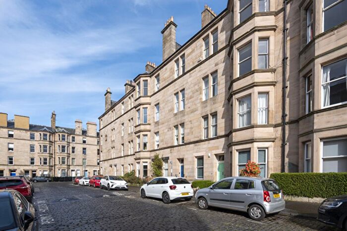 2 Bedroom Flat To Rent In Bruntsfield Gardens, Edinburgh, EH10