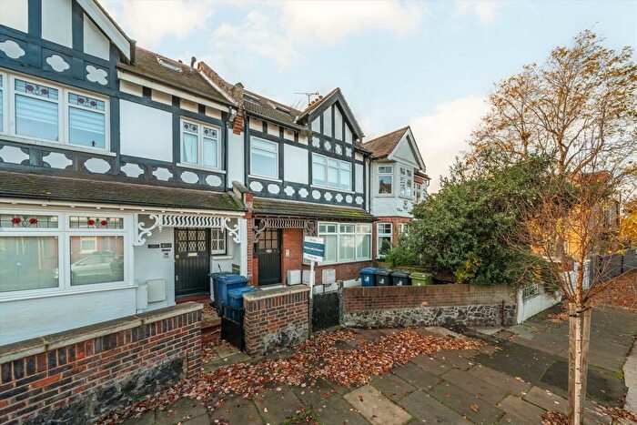 2 Bedroom Flat For Sale In Highlands Avenue, Acton, W3