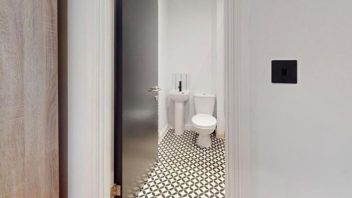 6 Bedroom Flat To Rent In Thurloe House, Manchester, M14