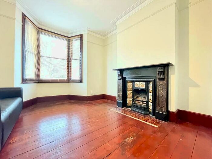 3 Bedroom Semi-Detached House To Rent In Hatherley Road, Walthamstow, E17