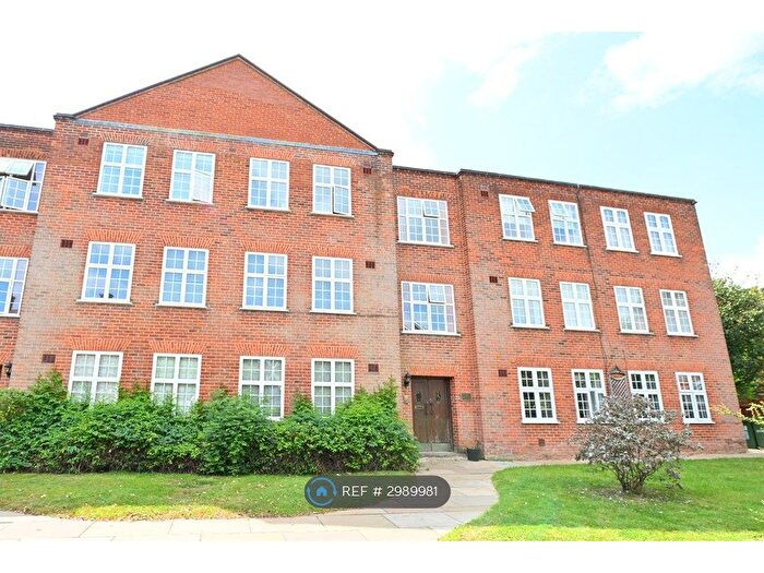 3 Bedroom Flat To Rent In Grange Court, St Albans, AL3