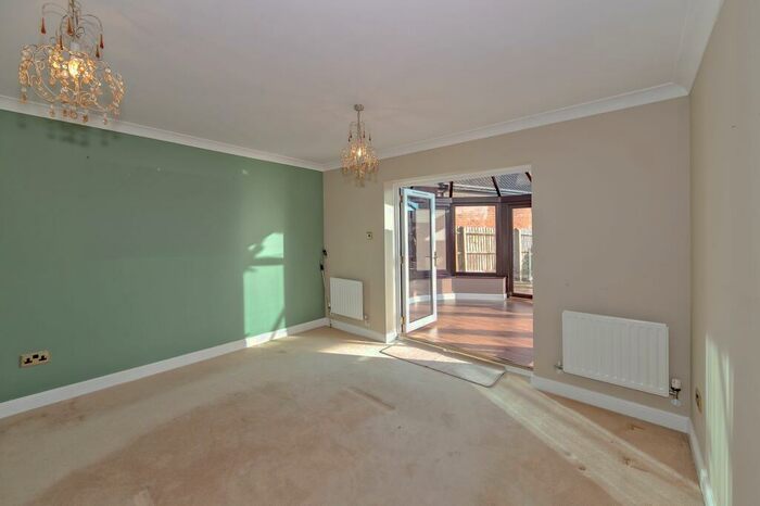 3 Bedroom Property To Rent In Redland Drive, Loughton, MK5