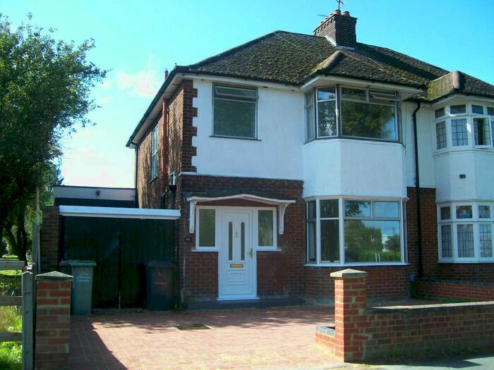 3 Bedroom Semi-Detached House To Rent In New Bedford Road, Luton LU3
