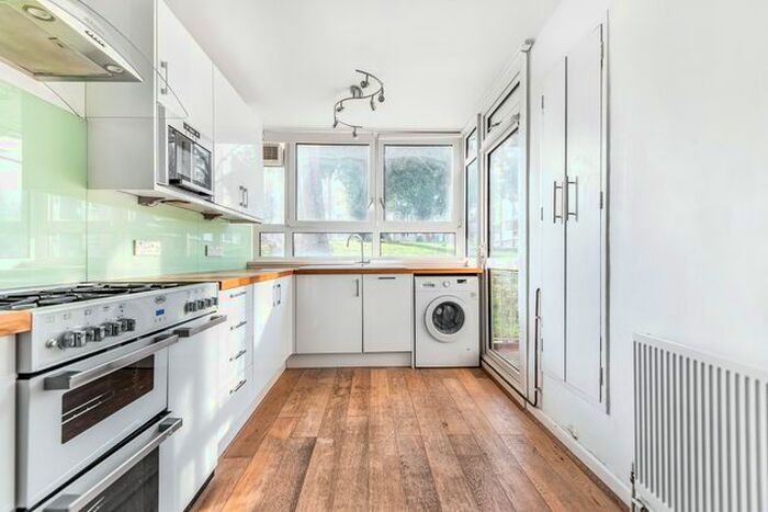 2 Bedroom Flat To Rent In Winterfold Close, London, SW19