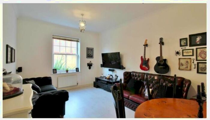 2 Bedroom Flat To Rent In Clarence Place, Christchurch, BH23