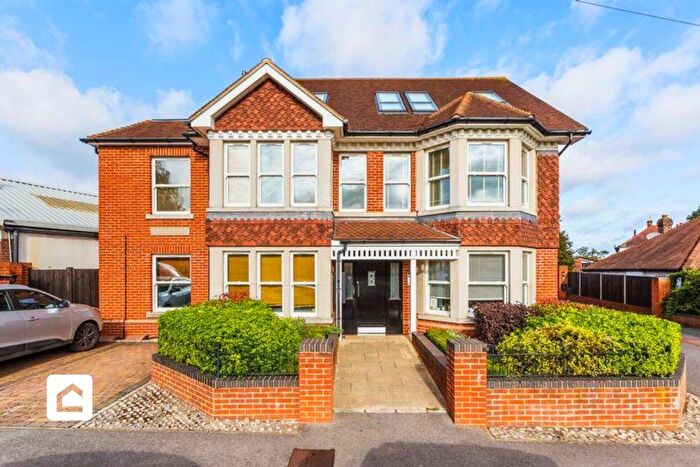 2 Bedroom Flat To Rent In Woodcote Green, Wallington, Surrey, SM6