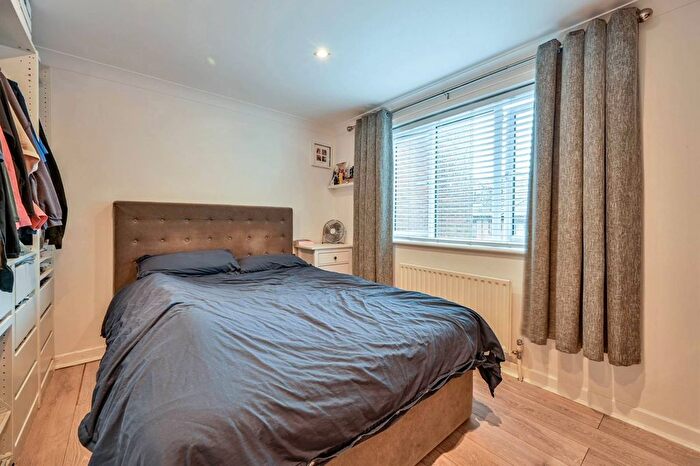 2 Bedroom Flat For Sale In Lower Guildford Road, Knaphill, Woking, GU21