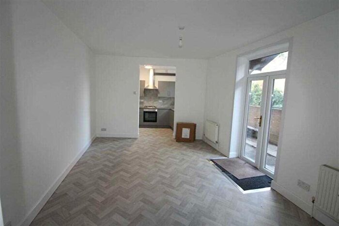 3 Bedroom Flat To Rent In Suffolk Avenue, Southampton, SO15