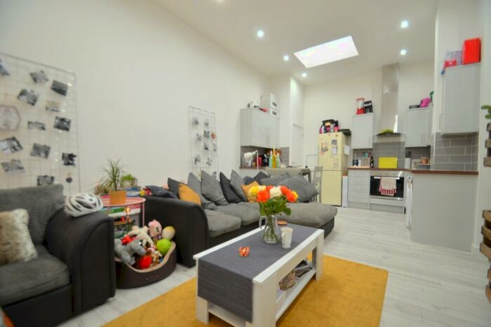 2 Bedroom Flat To Rent In Tresham Street, Kettering, Northamptonshire, NN16