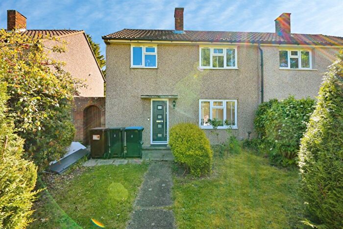 3 Bedroom Semi-detached House For Sale In Wooding Grove, Harlow, CM19