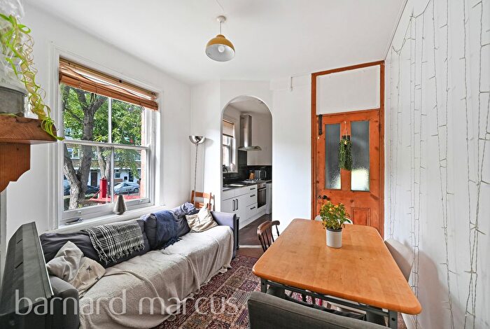 3 Bedroom Flat To Rent In Crownstone Road, London, SW2