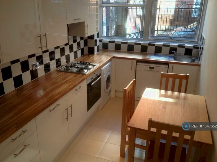 2 Bedroom Flat To Rent In The Triangle, London, EC1V