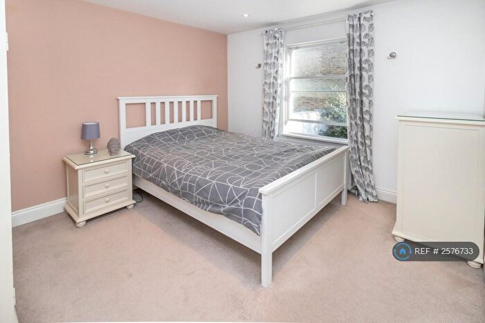 2 Bedroom Flat To Rent In Battersea, London, SW11