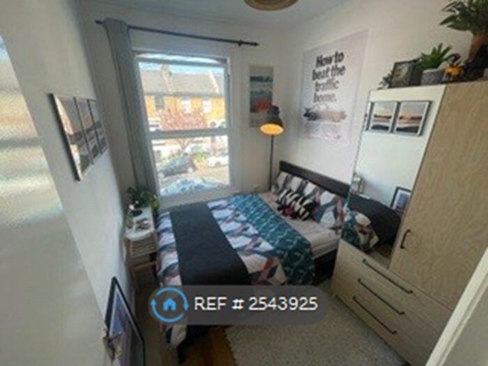 3 Bedroom Flat To Rent In Cranfield Road, London, SE4
