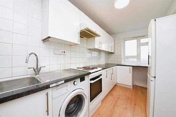 2 Bedroom Flat To Rent In New Brent Street, London, NW4