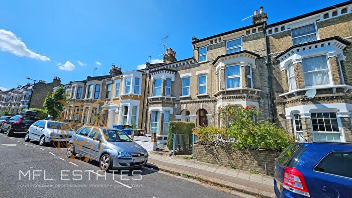 3 Bedroom Flat To Rent In Shenley Road, London, SE5