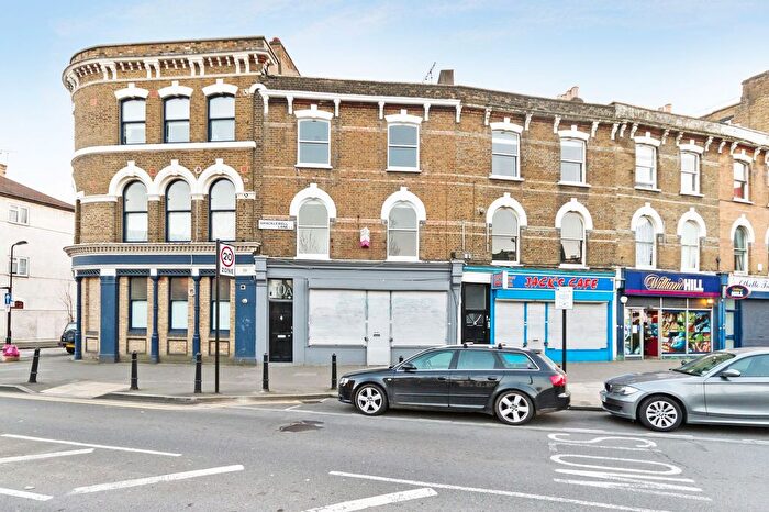 3 Bedroom Flat To Rent In Shacklewell Lane, London, E8