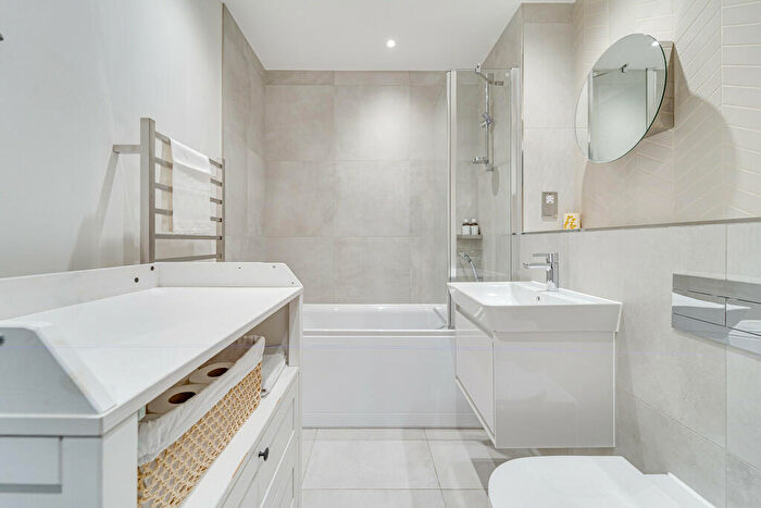 2 Bedroom Apartment For Sale In Seven Sisters Road, Finsbury Park, London, N7