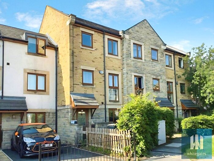 4 Bedroom Town House To Rent In Greenlea Court, Dalton, Huddersfield, HD5