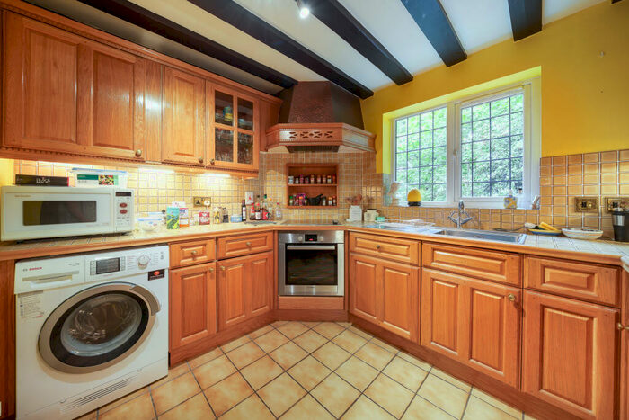 2 Bedroom Flat For Sale In Framewood Road, Fulmer, SL2