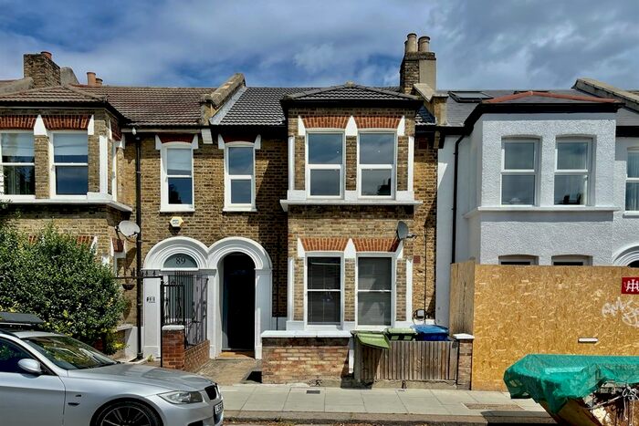 2 Bedroom Flat To Rent In Goodrich Road, London, SE22