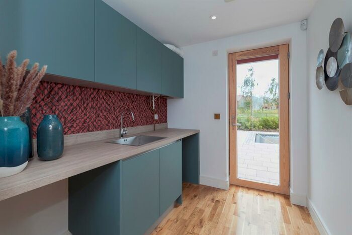 4 Bedroom Detached House For Sale In Otter Way, Hampton Water, Peterborough, PE7