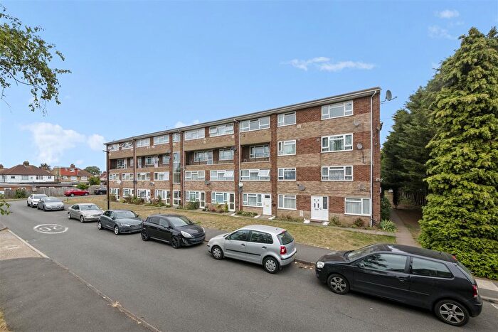 2 Bedroom Flat For Sale In Travellers Way, Hounslow, TW4