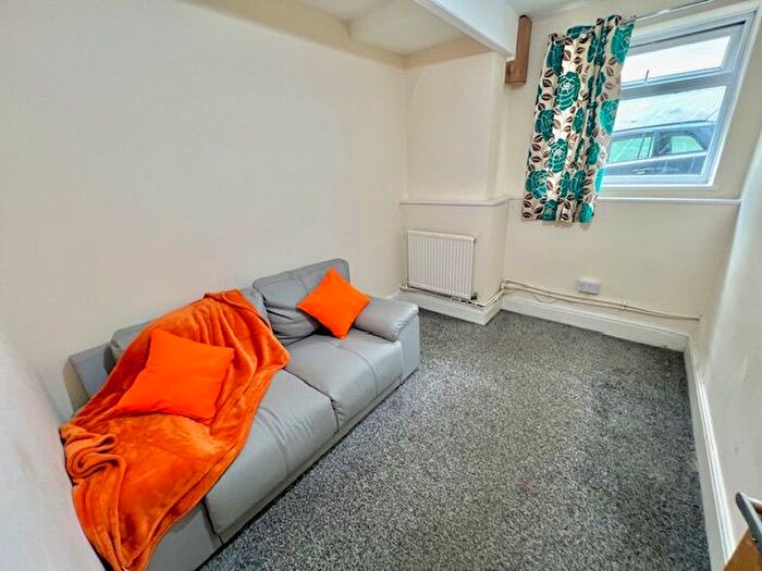 2 Bedroom Flat To Rent In Midland Passage, Hyde Park, Leeds, LS6