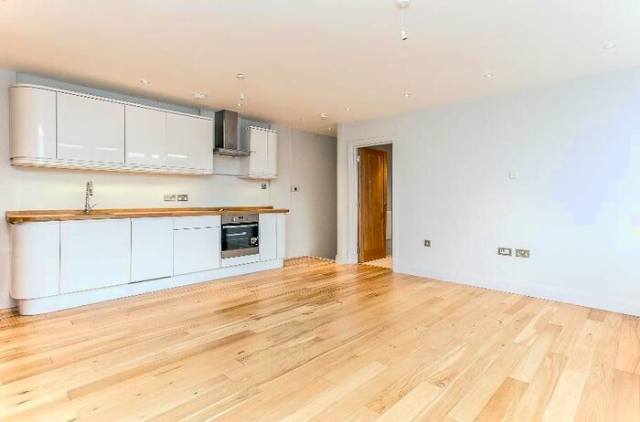 2 Bedroom Flat To Rent In Corben Mews, London, SW8