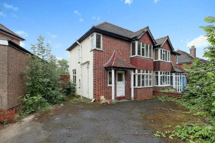 3 Bedroom Semi-Detached House For Sale In Kingswood Close, Lapworth, Solihull, B94