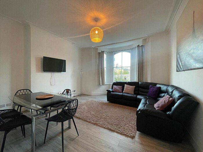 3 Bedroom Flat To Rent In Clermont Road -, P85