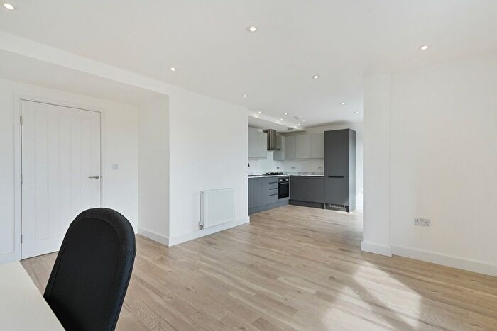 2 Bedroom Flat To Rent In Windmill Lane, Hanwell, UB2