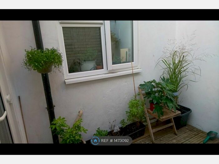 1 Bedroom Flat To Rent In High Street, Hampton Hill, Hampton, TW12