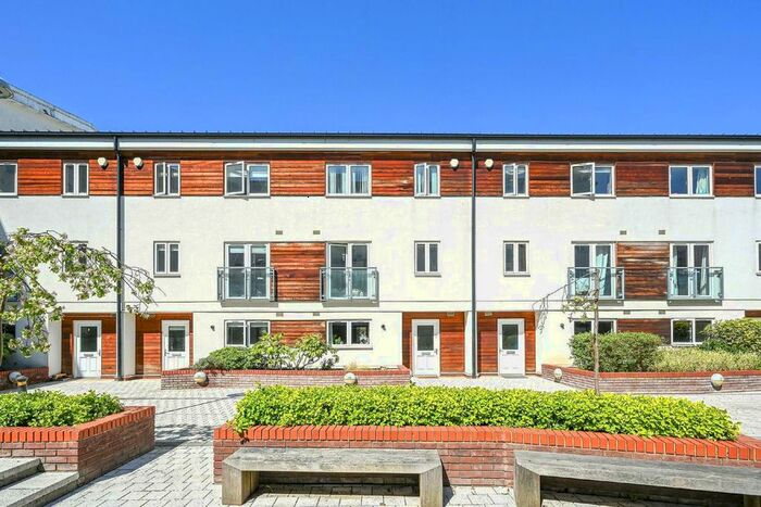 4 Bedroom Property To Rent In Stane Grove, London, SW9